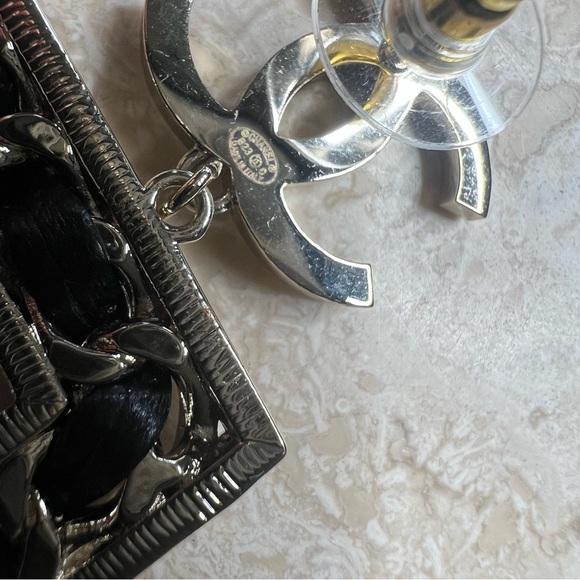 Chanel number 5 pendant earrings (2023) - Picture 6 of 8